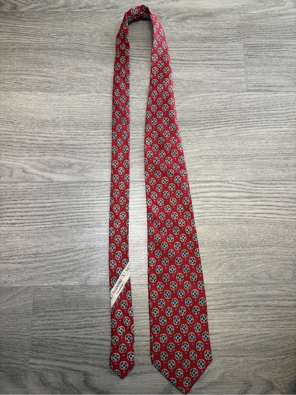 Vintage Valentino Cravatte Red Silk Geometric Medallion Neck Tie Made in Italy - Picture 8 of 9